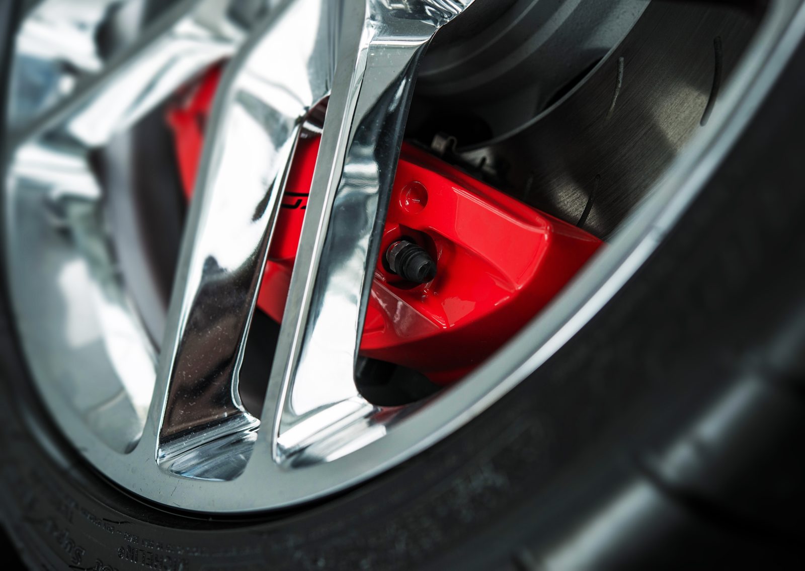 Rin de aleación con caliper de freno rojo